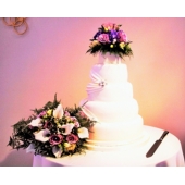 Bridal bouquet with co-ordinating cake decoration