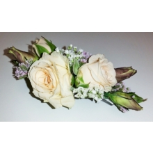 Spray rose, lisianthus, gypsophila and limonium attached to a small hair comb.